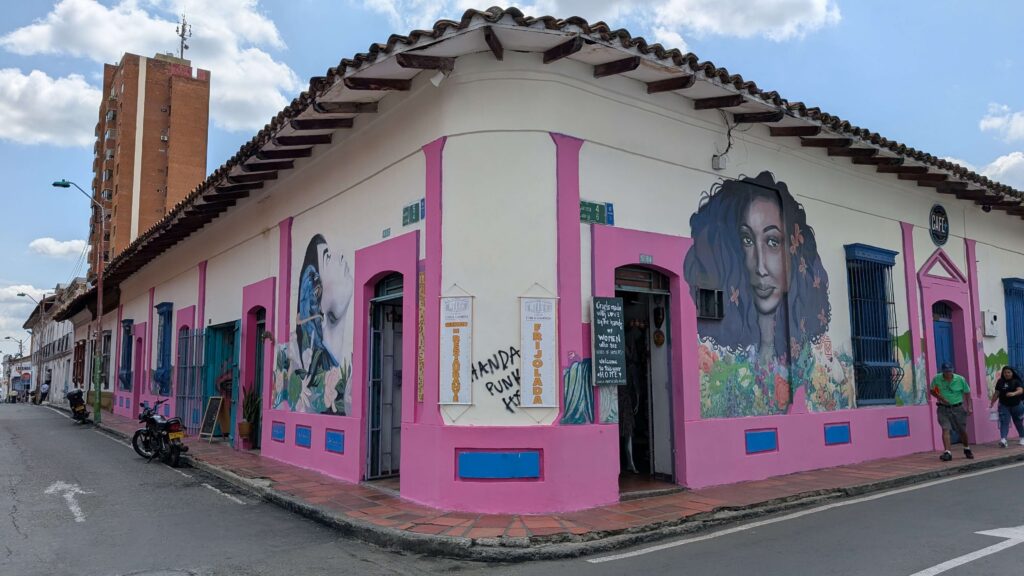 Casa esquinera en el barrio San Antonio.
